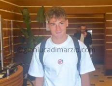 S-埃斯波西托接受卡利亚里的体检：很高兴来到这里，加油卡利亚里(ai si bo xi tuo jie shou ka li ya li de ti jian hen gao xing lai dao zhe li jia you ka li ya li)