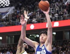 杨瀚森开启单独试训之旅！首战造访波特兰开拓者，自评“节奏很快需努力适应”(yang han sen kai qi dan du shi xun zhi lyu shou zhan zao fang bo te lan kai tuo zhe zi ping jie zou hen kuai xu nu li shi ying)