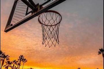 斯台普斯中心见证洛杉矶湖人的关键胜利(si tai pu si zhong xin jian zheng luo shan ji hu ren de guan jian sheng li)