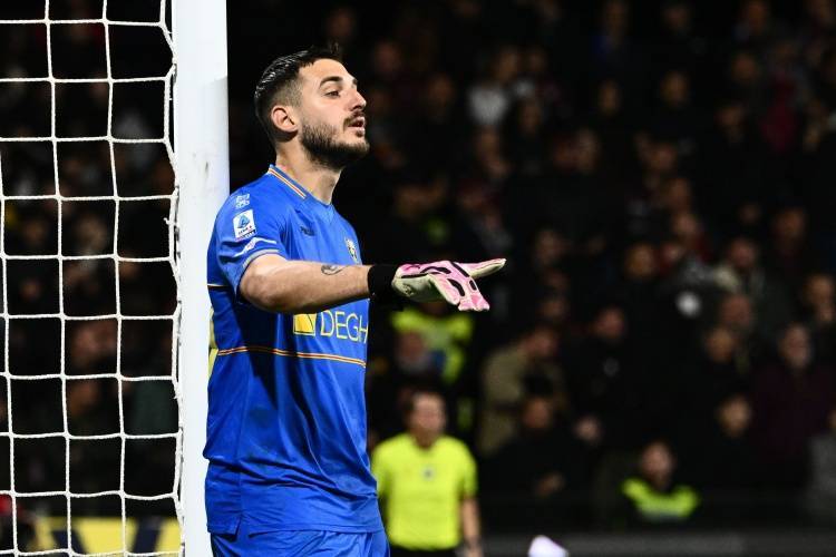 斯基拉：那不勒斯、罗马、都灵有意莱切门将法尔科内(si ji la na bu le si luo ma du ling you yi lai qie men jiang fa er ke nei)