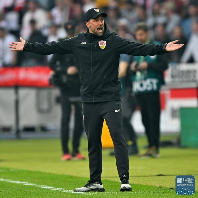 足球 | 德国杯：斯图加特队夺冠(zu qiu de guo bei si tu jia te dui duo guan)