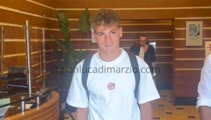 S-埃斯波西托接受卡利亚里的体检:很高兴来到这里,加油卡利亚里(ai si bo xi tuo jie shou ka li ya li de ti jian hen gao xing lai dao zhe li jia you ka li ya li)