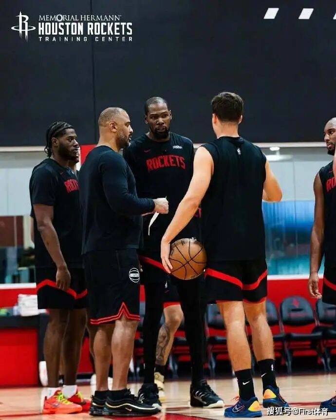 新赛季前瞻—休斯顿火箭：青年军的蜕变与冠军豪赌(xin sai ji qian zhan xiu si dun huo jian qing nian jun de tui bian yu guan jun hao du)